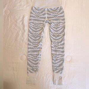 Sm/Xs bombshell sportswear animal print legging white and gray